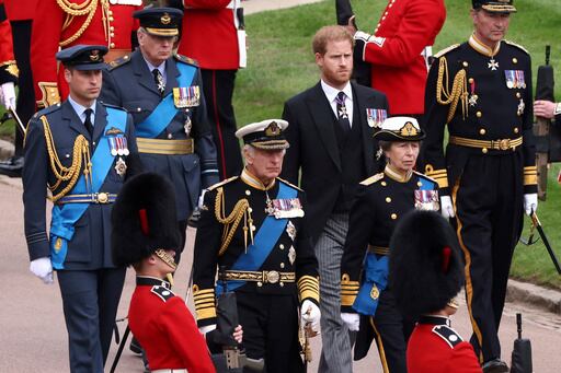 Imagen de la cobertura de: Carlos III recibe al príncipe Harry y a su familia tras varios años