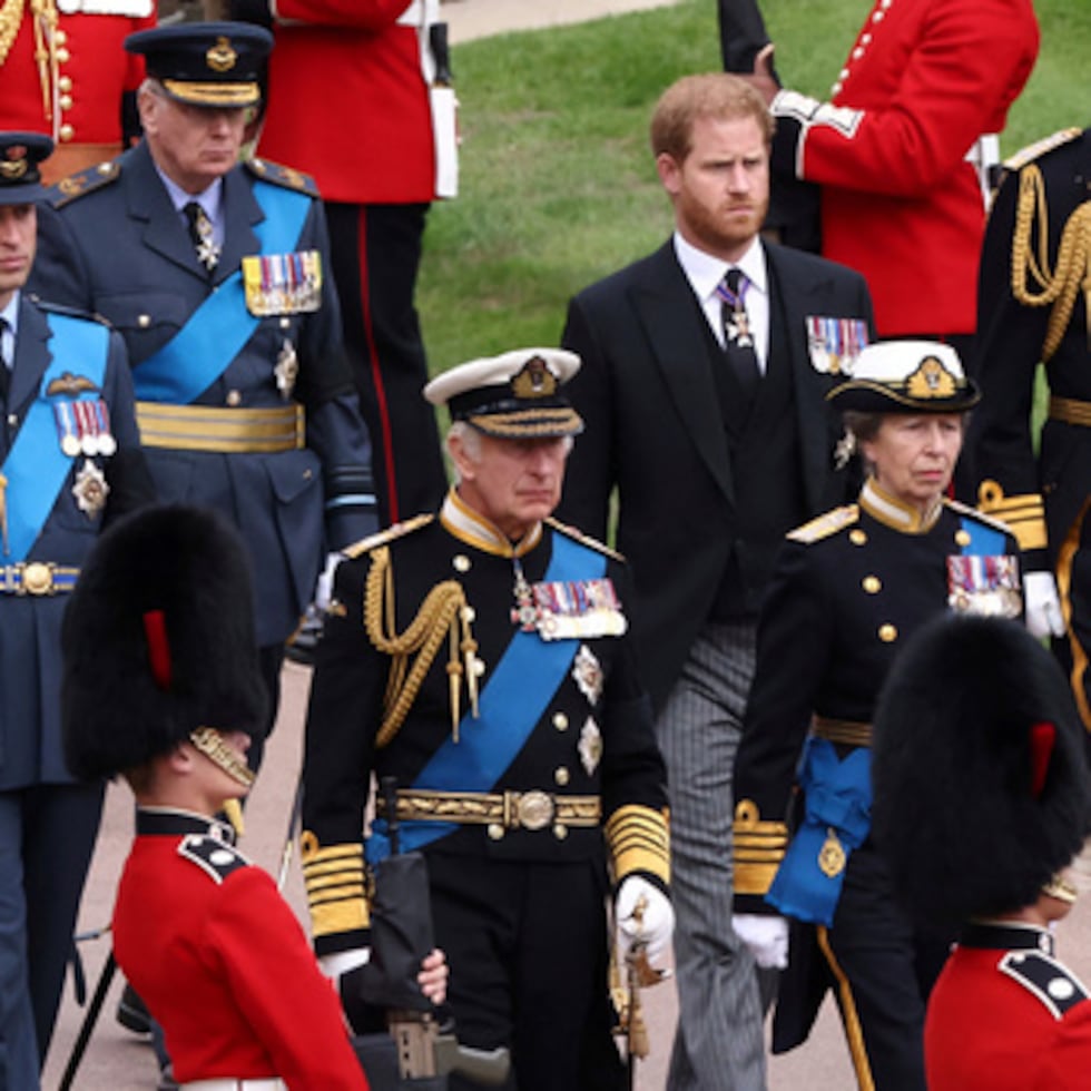 ARCHIVO - El rey Carlos III de Gran Bretaña, la princesa Ana, el príncipe Guillermo y el príncipe Harry siguen el féretro de la reina Isabel II en la Capilla de San Jorge del Castillo de Windsor, en Windsor (Inglaterra), el 19 de septiembre de 2022. (Henry Nicholls/Pool vía AP, archivo)