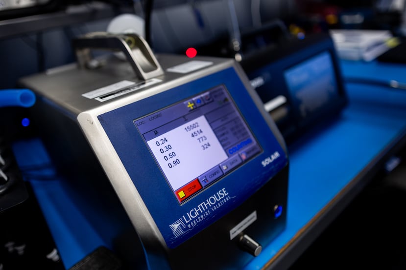 Un estándar que se utiliza en la calibración para comparar los resultados del equipo de los clientes.