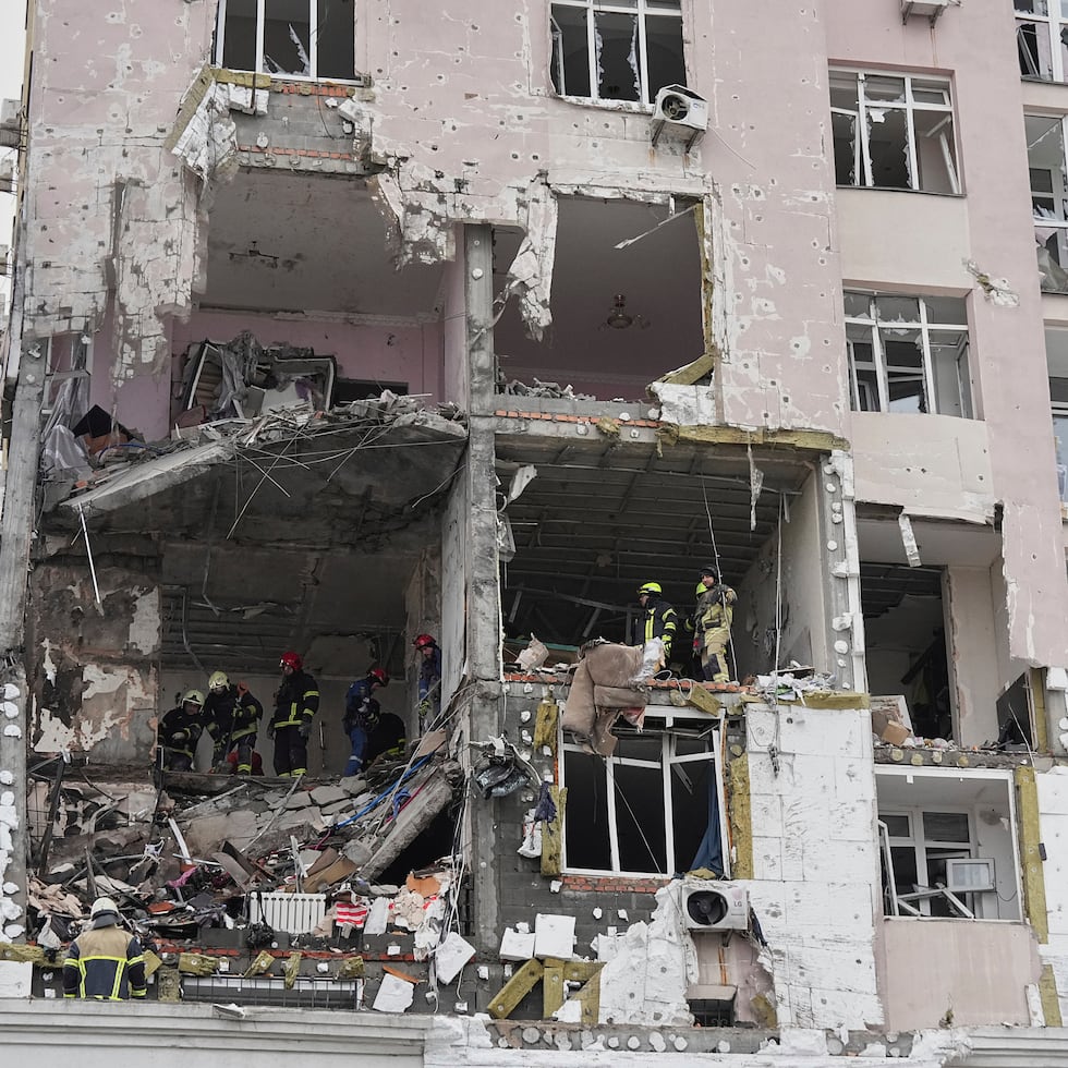 Rescatistas trabajan en un edificio dañado por un ataque ruso, en Kiev, Ucrania.