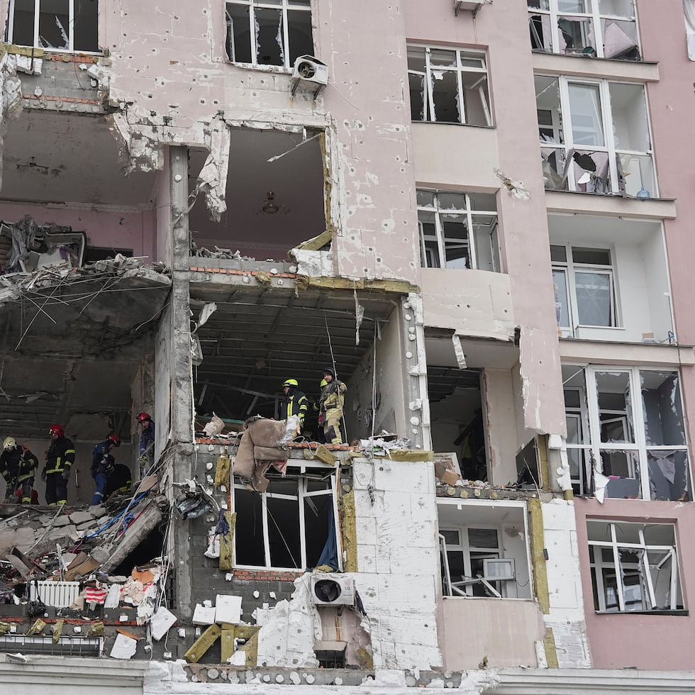 Rescatistas trabajan en un edificio dañado por un ataque ruso, en Kiev, Ucrania.