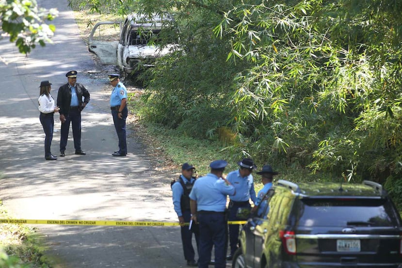 Los cuerpos calcinados de tres personas fueron encontrados dentro de un auto, a orillas de la calle Camino Betancourt, sector el Silencio, en Gurabo.