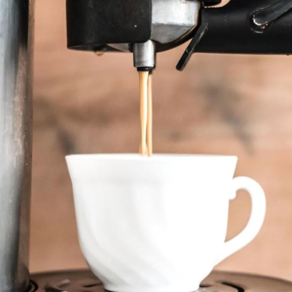 Mantener limpia la cafetera por dentro no solo ayuda a conservar el aparato en buenas condiciones, sino que también permite disfrutar de bebidas con mejor sabor y aroma.