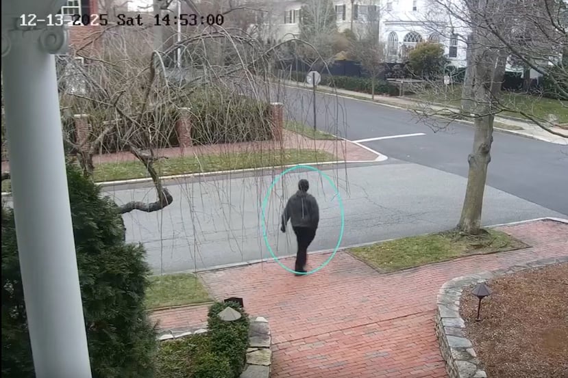 Esta imagen, tomada de un video proporcionado por el FBI, muestra a una persona de interés en la investigación del tiroteo ocurrido en la Universidad de Brown, en Providence, Rhode Island, el sábado 13 de diciembre de 2025. (FBI vía AP)