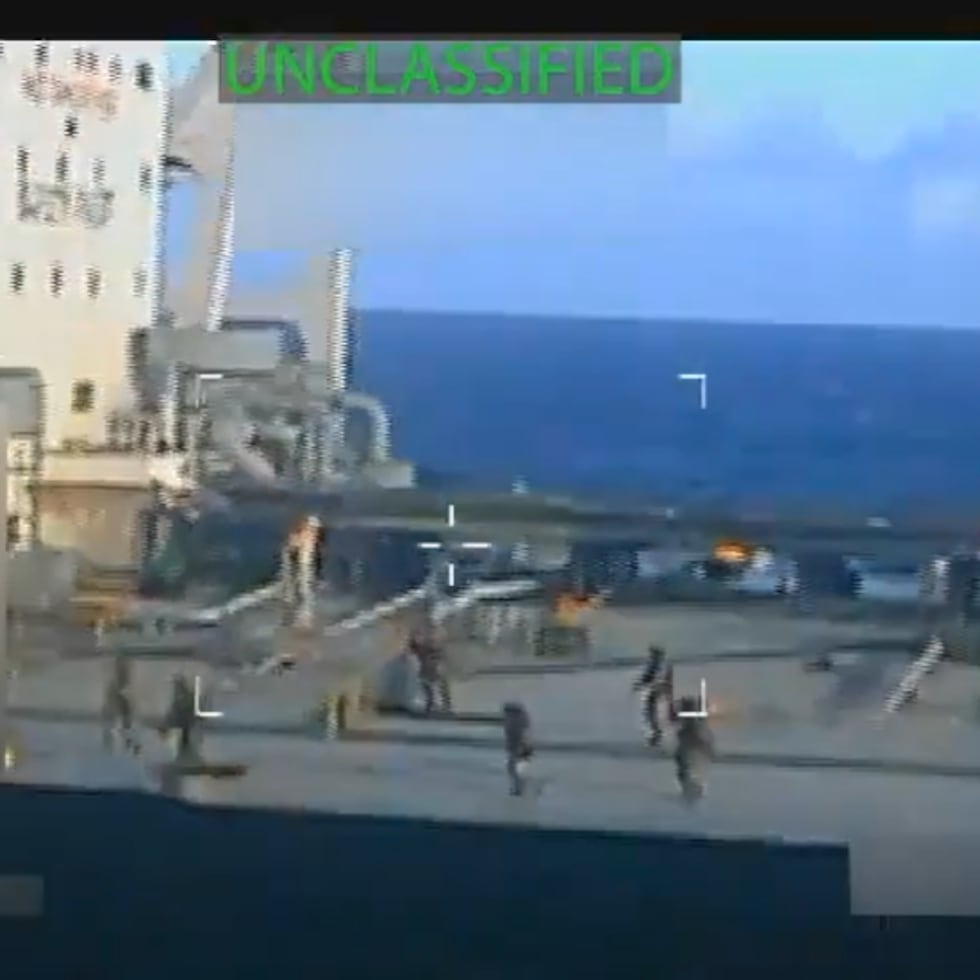 La secretaria de Justicia de Estados Unidos, Pam Bondi, publicó un video en internet en el que se puede ver a personas mientras descienden rápidamente desde uno de los helicópteros involucrados en la operación mientras se mantiene a pocos metros de la cubierta.