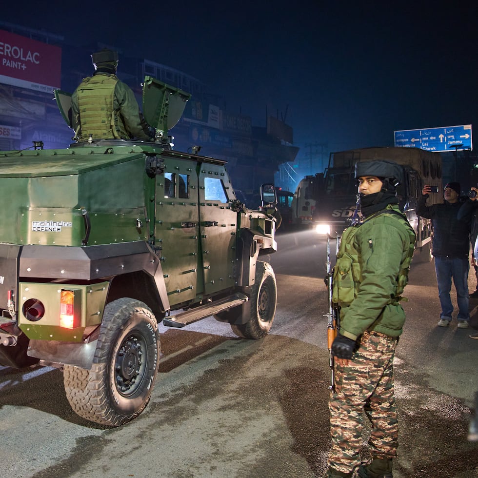 Efectivos de las fuerzas de seguridad de India, cerca de la comisaría de policía donde se registró una explosión, en Srinagar, en la Cachemira controlada por India.