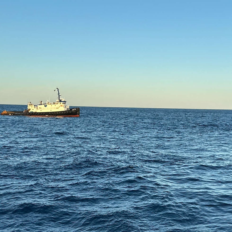 En la foto, una embarcación se acerca a la barcaza Brooklyn Bridge en aguas de Bahamas, donde tras encallarse fue saqueada por unas 50 personas.