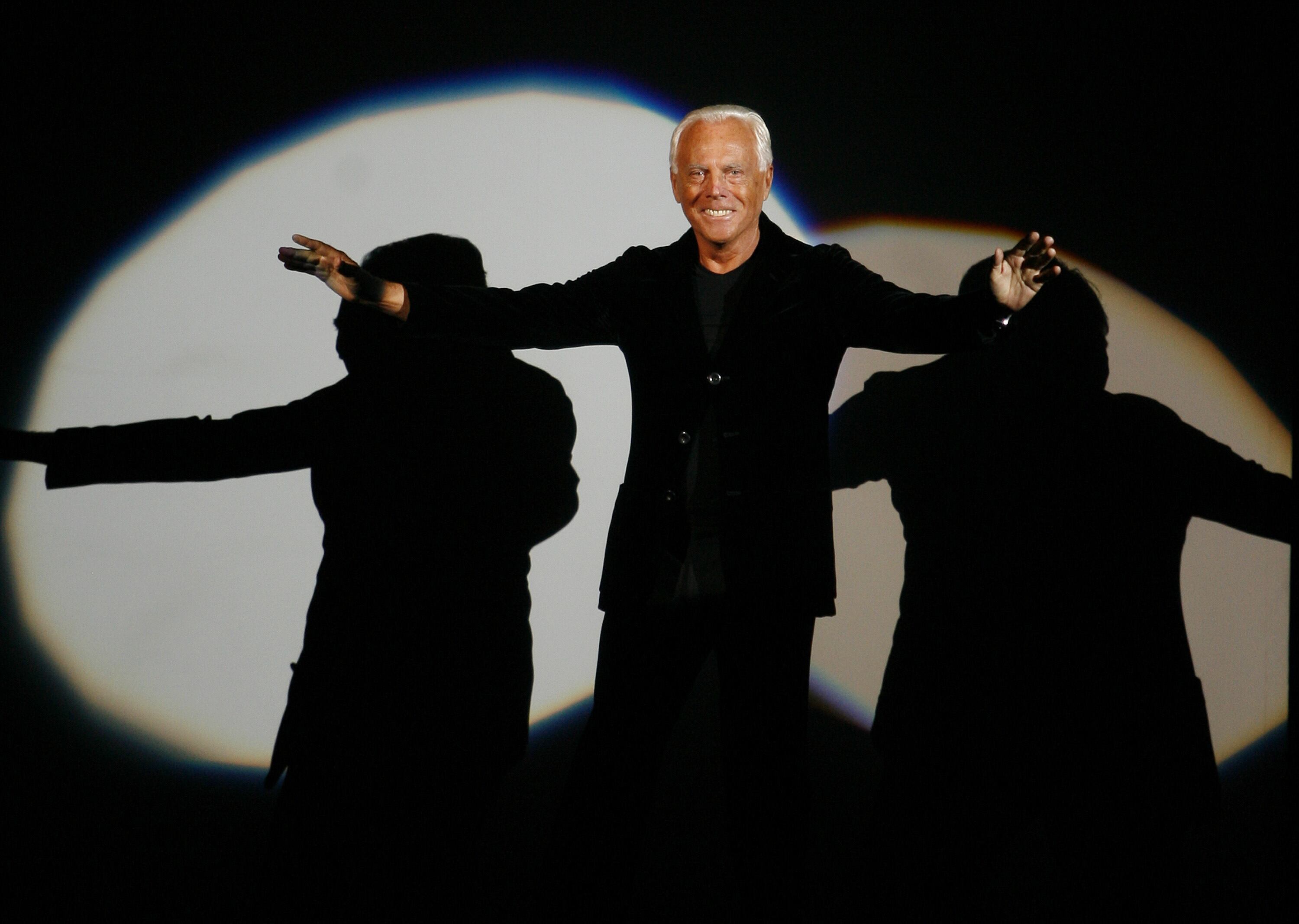 Imagen de la cobertura de: Serie repasará la carrera de Giorgio Armani con apoyo de su firma