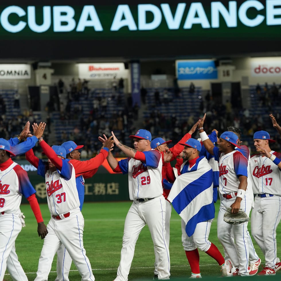 Los jugadores de Cuba celebran la victoria 4-3 ante Australia en los cuartos de final del Clásico Mundial de Béisbol, el miércoles 15 de marzo de 2023, en Tokio.
