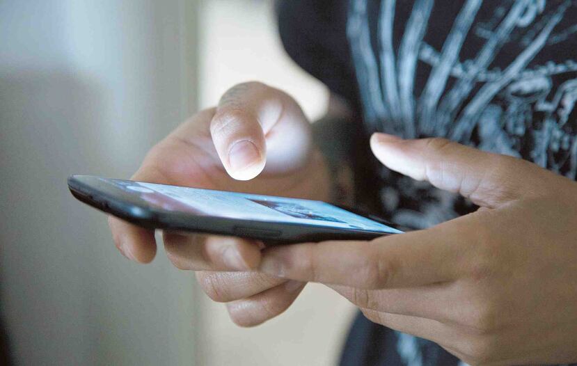 La nomofobia es el miedo irracional a salir de casa sin el teléfono móvil. (Archivo GFR Media)