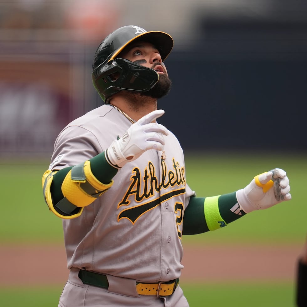 El puertorriqueño de los Athletics, Carlos Cortés, llega agradecido al plato después de abrir el juego con un bambinazo frente a los Padres de San Diego.
