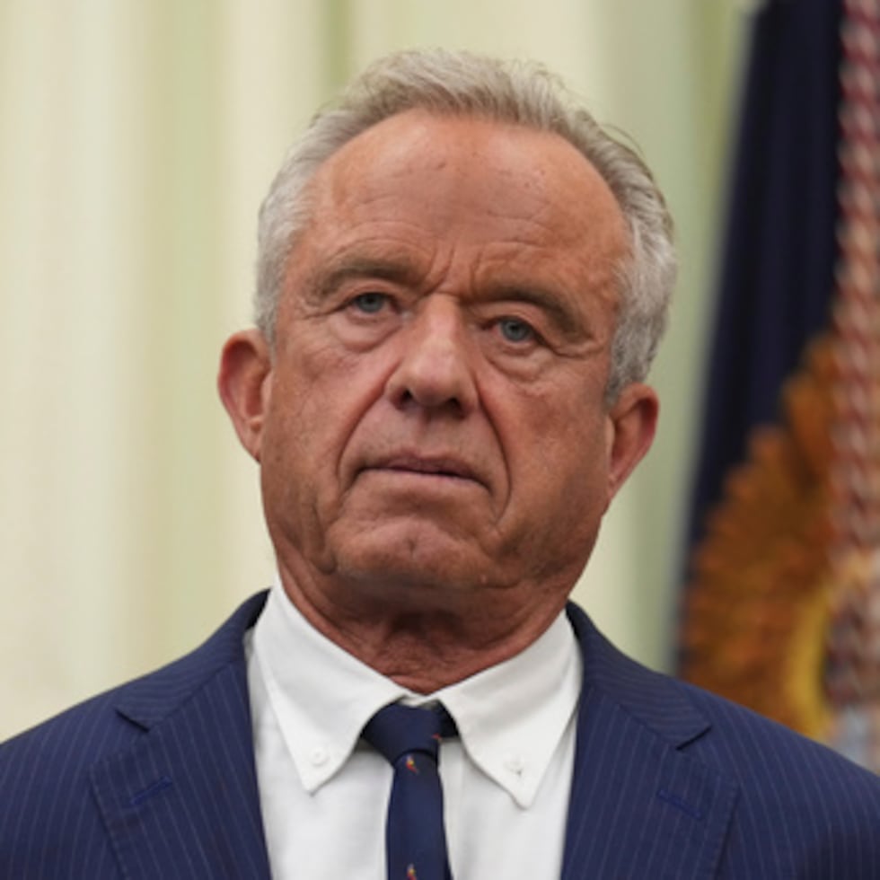 El secretario de Salud y Servicios Sociales, Robert F. Kennedy Jr., escucha al presidente Donald Trump mientras este habla durante un acto sobre la asistencia sanitaria en el Despacho Oval de la Casa Blanca, el viernes 18 de septiembre de 2026, en Washington. (Foto AP/Jacquelyn Martin)