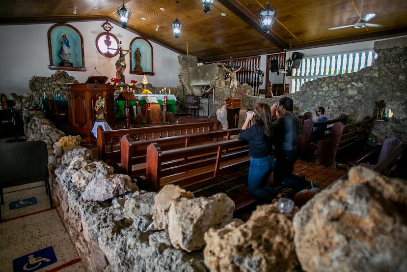 En medio de las murallas de más de 300 años, la Ermita de Espinar, en el barrio Espinar de Aguada, sirve de templo a los feligreses que asisten a misa.