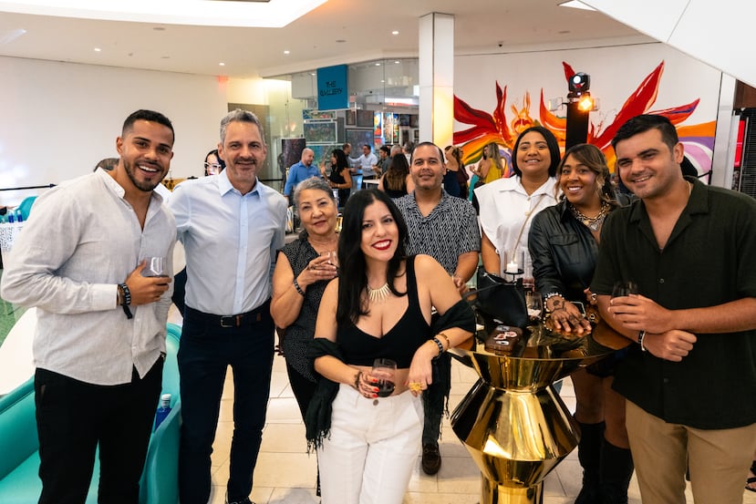 Francisco Cerda (segundo desde la izquierda), representante del Grupo Viña San Pedro-Tarapacá, compartió con los asistentes a la presentación del vino llevada a cabo en The Mall of San Juan.