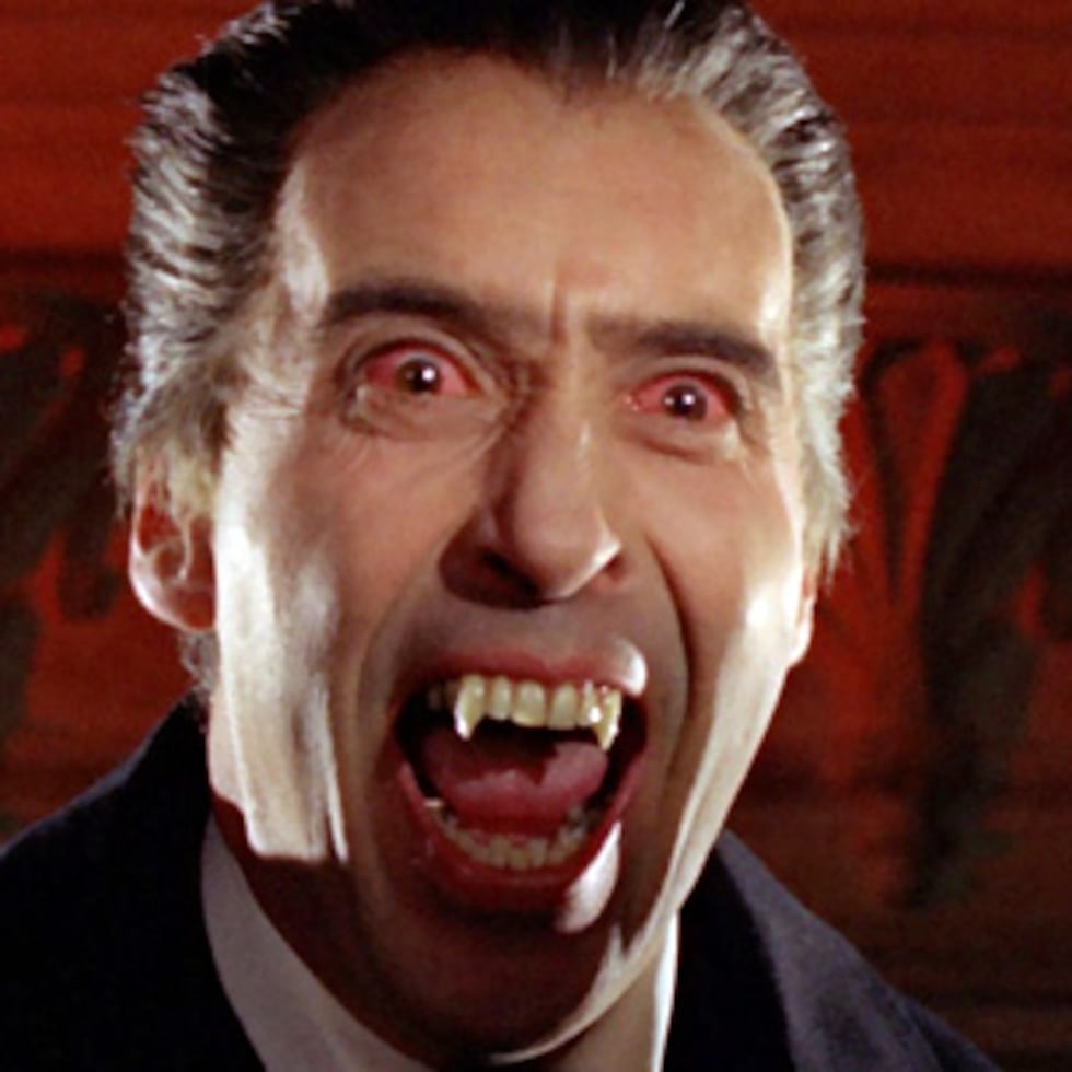 Entre todas las personificaciones de vampiros, la historia de Drácula se ha convertido en la más icónica. Sin embargo, muchos de los síntomas atribuidos a estas criaturas, palidez extrema, tos con sangre, sensibilidad a la luz y pérdida de peso, coinciden con los de la tuberculosis, una enfermedad que azotó Europa y América en los siglos XVIII y XIX.