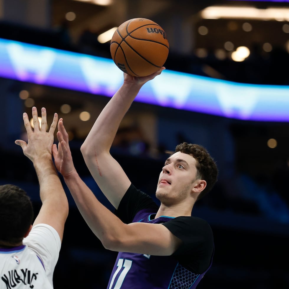 El pívot de los Hornets de Charlotte, Ryan Kalkbrenner, lanza el balón sobre el pívot del Jazz de Utah, Jusuf Nurkic, en el encuentro del 2 de noviembre del 2025.