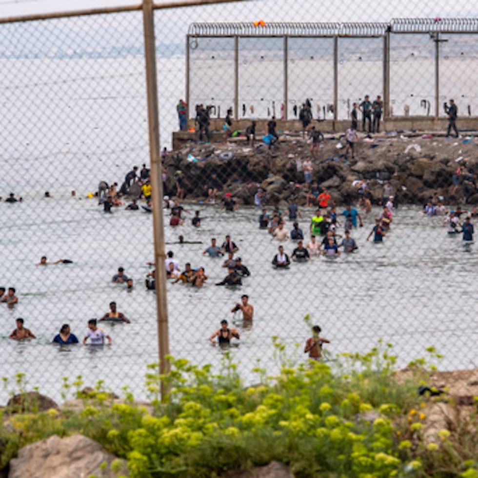 Unos migrantes intentan cruzar desde Marruecos al territorio español de Ceuta, el viernes 31 de julio de 2026. (Foto AP/Antonio Sempere)