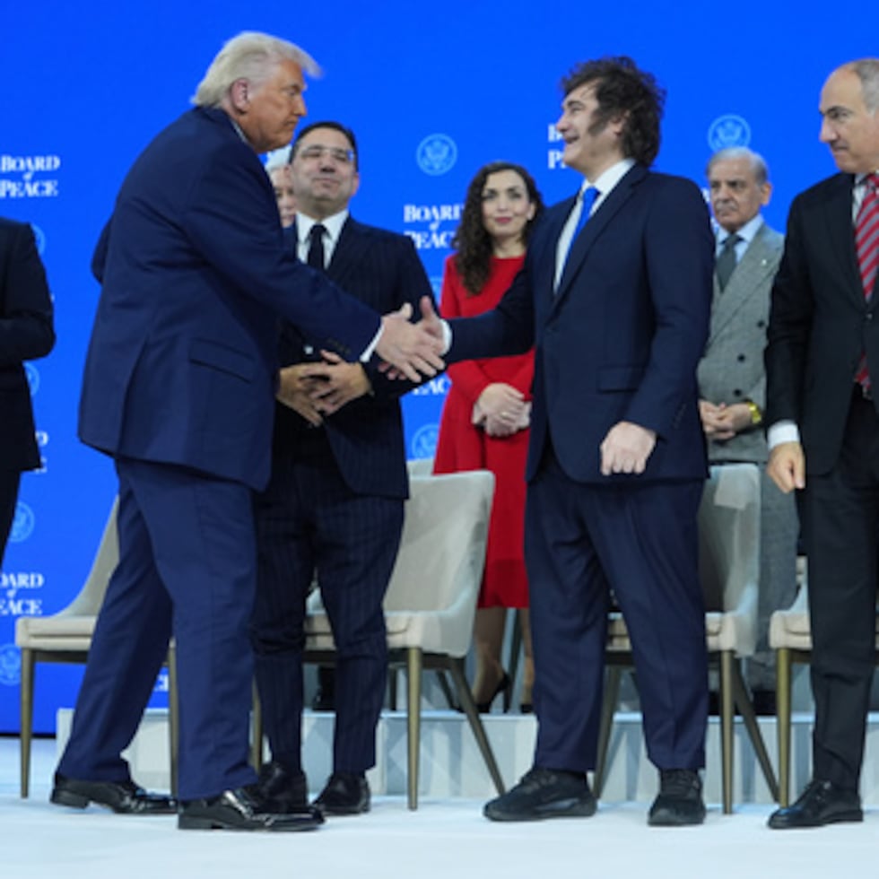 El presidente Donald Trump, en el centro a la izquierda, estrecha la mano de Javier Milei, presidente de Argentina.