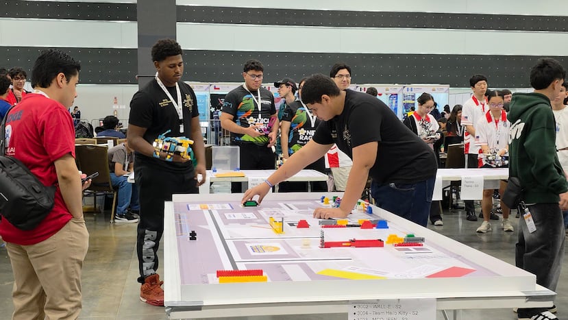 Wilfredo Quiñonez y Carlitos Rivera, de la Escuela Ramón Power y Giralt, en San Juan, participan del Campeonato Abierto de Robótica para las Américas 2025 en Panamá.