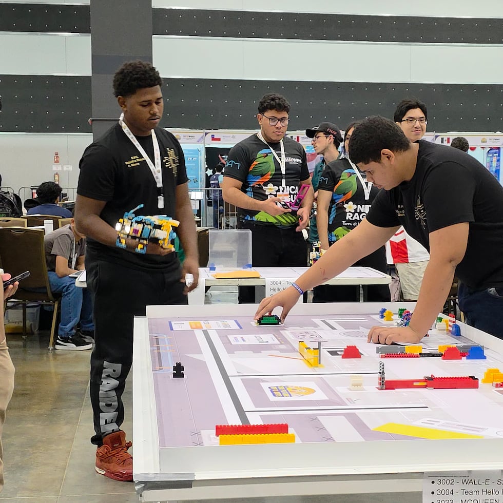 Wilfredo Quiñonez y Carlitos Rivera, de la Escuela Ramón Power y Giralt, en San Juan, ganaron el Spirit of Innovation and Collaboraton Award en el Campeonato Abierto de Robótica para las Américas 2025 en Panamá.