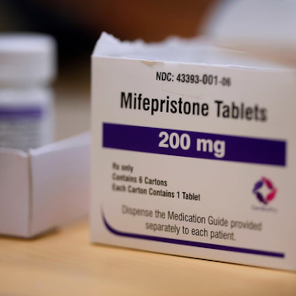Esta fotografía del 18 de julio de 2024 muestra píldoras de mifepristona en una clínica de Planned Parenthood, en Ames, Iowa. (AP Foto/Charlie Neibergall)