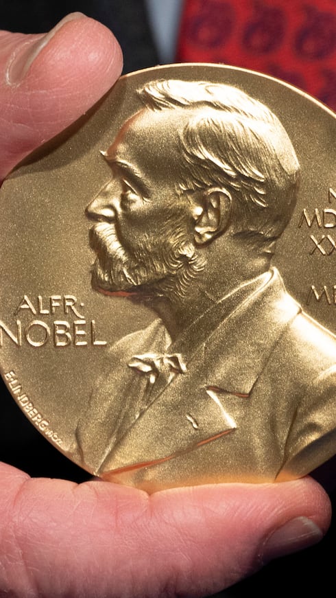 Los anuncios de los premios de este año comenzaron el lunes con el Premio Nobel de Medicina, seguido por el Nobel de Física. Los premios continúan con el de Química y el de Literatura. Después de que se otorgue el Premio Nobel de la Paz el viernes, el Premio del Banco de Suecia de Ciencias Económicas en Memoria de Alfred Nobel se anunciará el lunes.