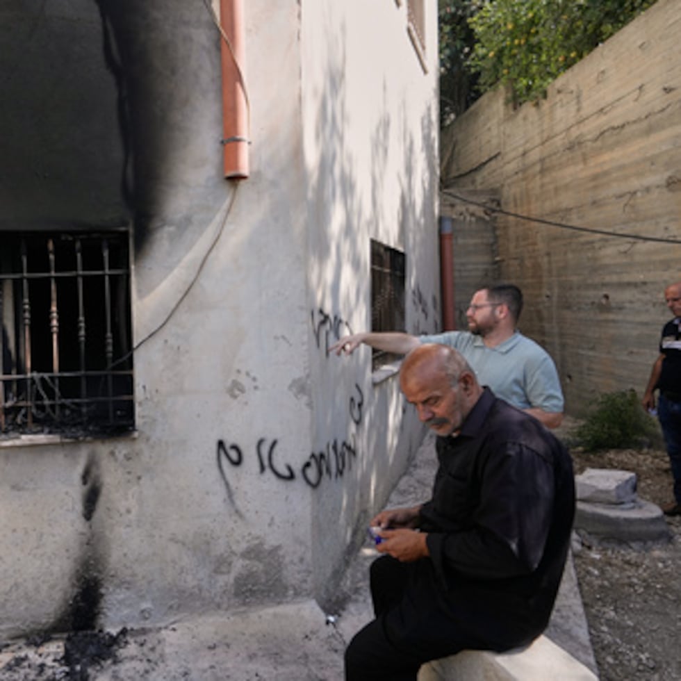 Varios palestinos inspeccionan los daños sufridos por una mezquita que, según los vecinos, fue incendiada durante un ataque perpetrado por colonos israelíes, en la localidad de Bazariya, en Cisjordania, el martes 1 de septiembre de 2026, y en cuya pared se lee en hebreo "Saludos a Huckabee de parte de los terroristas", en referencia al embajador de Estados Unidos en Israel.