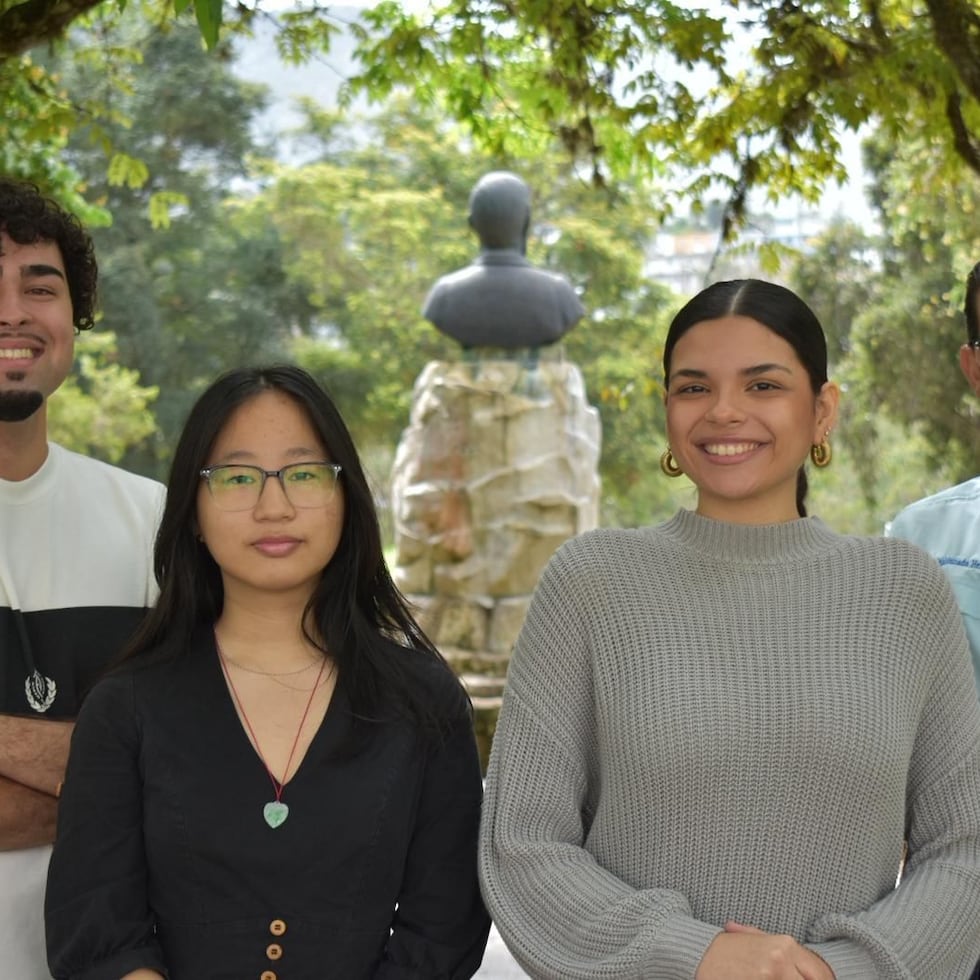 Desde la izquierda, los estudiantes Jezrael Meléndez Delgado, Calina Wu Mo y Ariana Flores González, junto al doctor Rafael Maldonado Hernández.