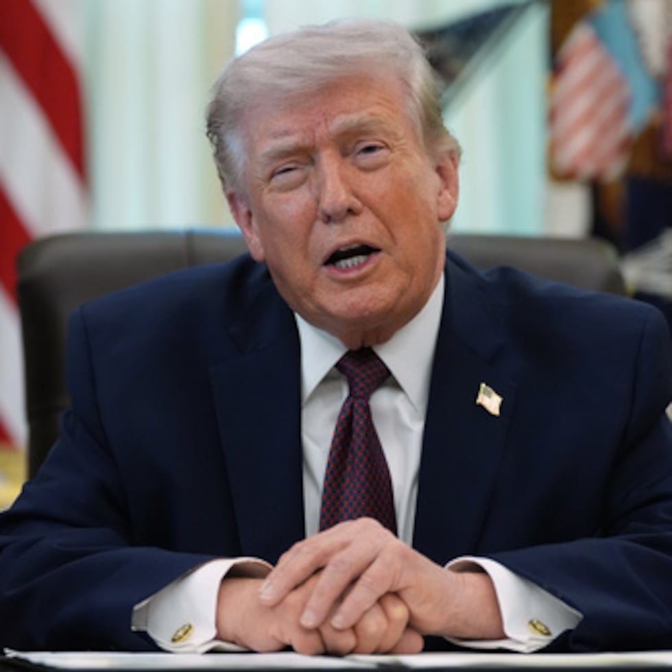 Trump, en un intercambio en el Despacho Oval con periodistas más tarde el martes, dijo que proteger el estrecho de Ormuz dependerá de otros países y estimó que Estados Unidos terminaría de lanzar ataques contra Irán en dos o tres semanas.