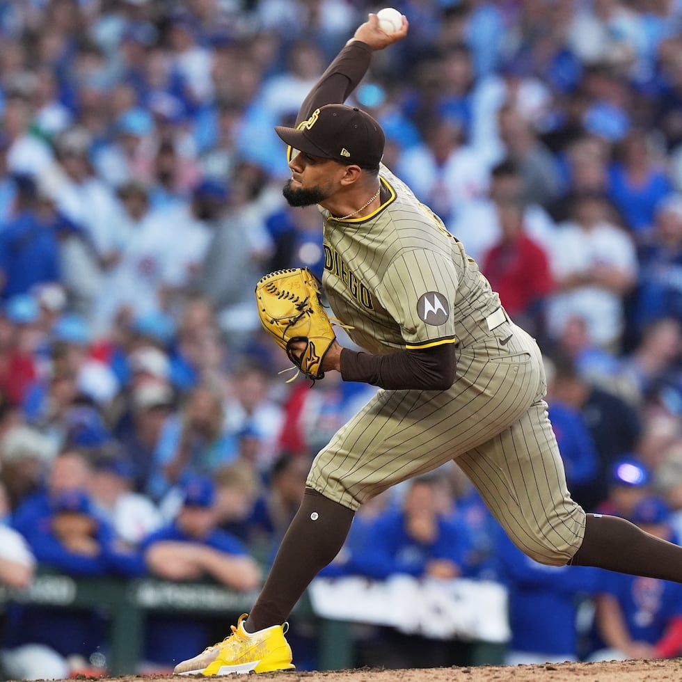 El lanzador Robert Suárez, aquí en uniforme de los Padres de San Diego, lanza la pelota durante la sexta entrada del Juego 3 de comodín de la Liga Nacional contra los Cubs de Chicago, el 2 de octubre.