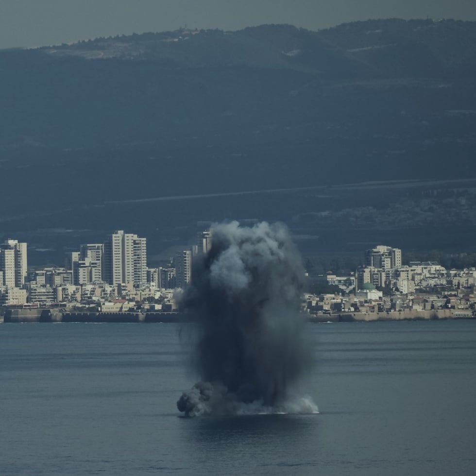 Un proyectil entrante explota sobre el agua mientras Israel emite una alerta nacional tras sus ataques contra Irán, en la bahía de Haifa, en el norte de Israel.