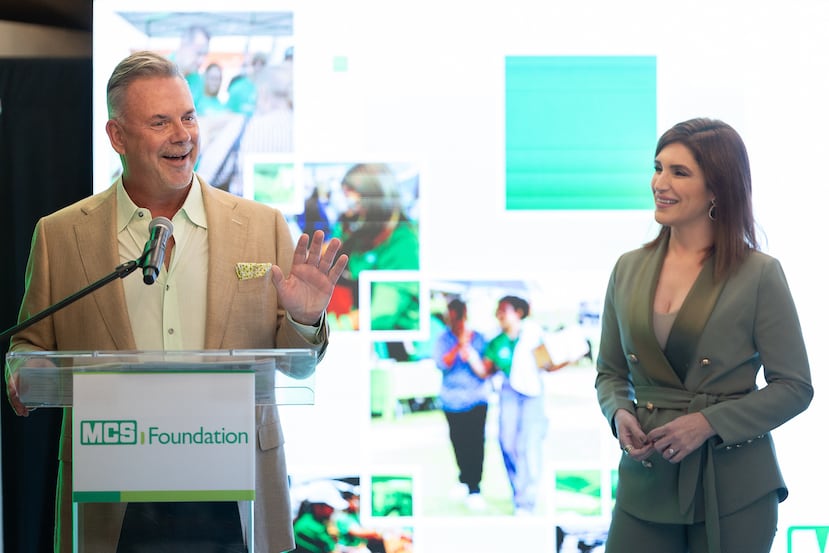 Jim O’Drobinak, principal oficial ejecutivo de MCS, y Katiria Soto, maestra de ceremonia del evento.