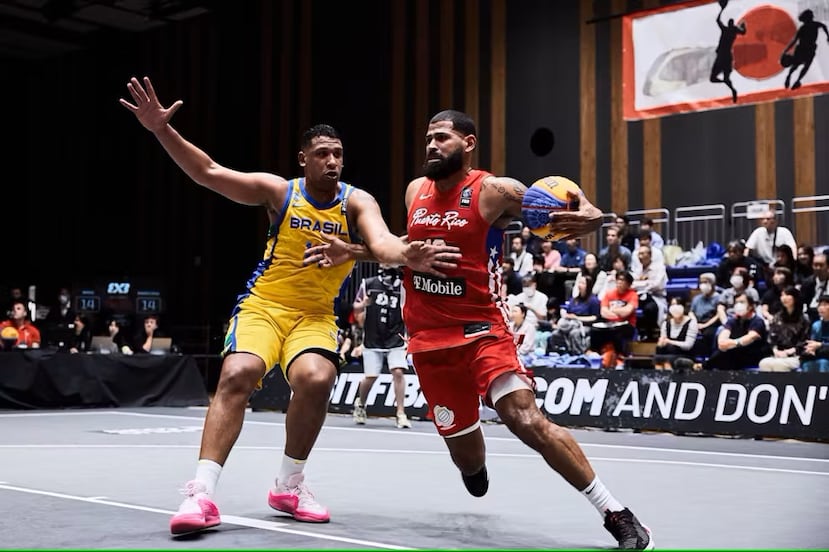 Ángel Matías (derecha) en un partido ante Brasil.