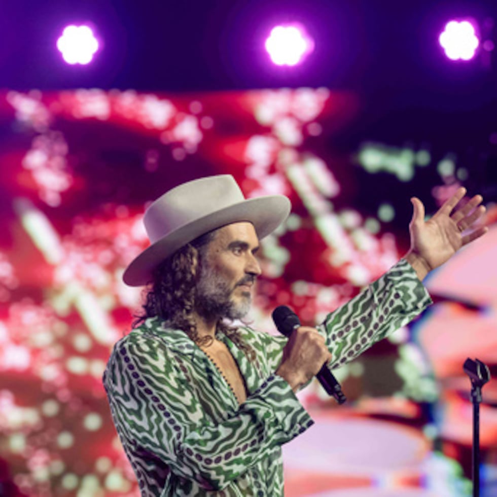 Russell Brand, de 50 años, ya había sido acusado en abril de dos cargos de violación, dos de agresión sexual y uno de atentado al pudor.