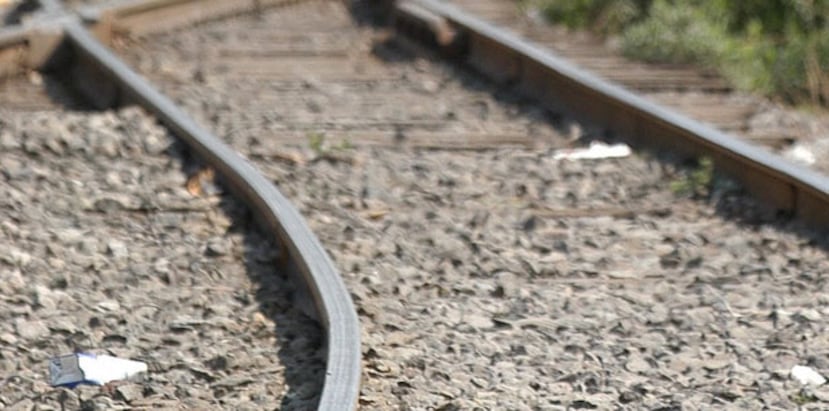 La causa del descarrilamiento fue una roca que cayó sobre las vías y contra la que chocó el convoy. (Archivo)