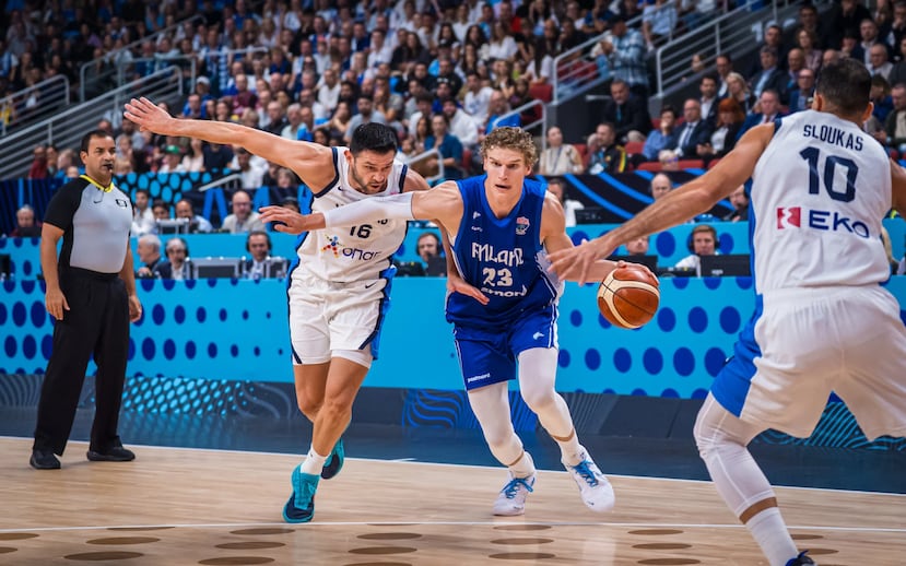 Jorge Vázquez, al fondo a la izquierda, trabajó en el juego por la medalla de bronce entre Grecia y Finlandia en el Eurobasket de 2025.