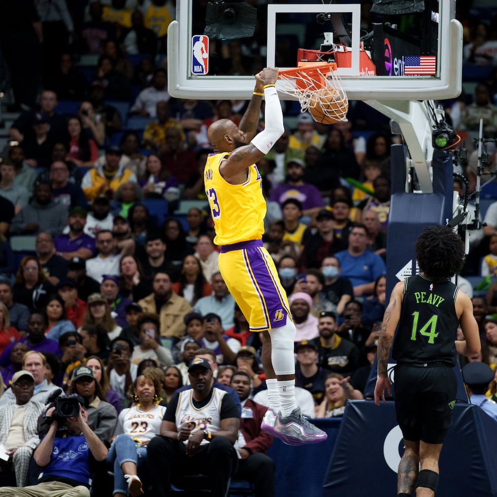 LeBron James donquea el balón durante la primera mitad del partido entre los Lakers y los Pelicans de Nueva Orleans.