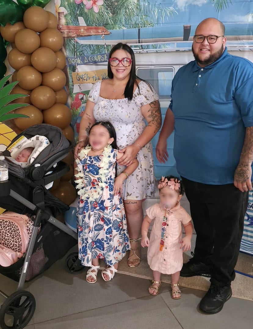 Justin Santiago Buttler, de 32 años y residente de Isabela, junto a su esposa, Jashira Ruiz Hernández y sus dos hijas y su bebé recién nacido.
