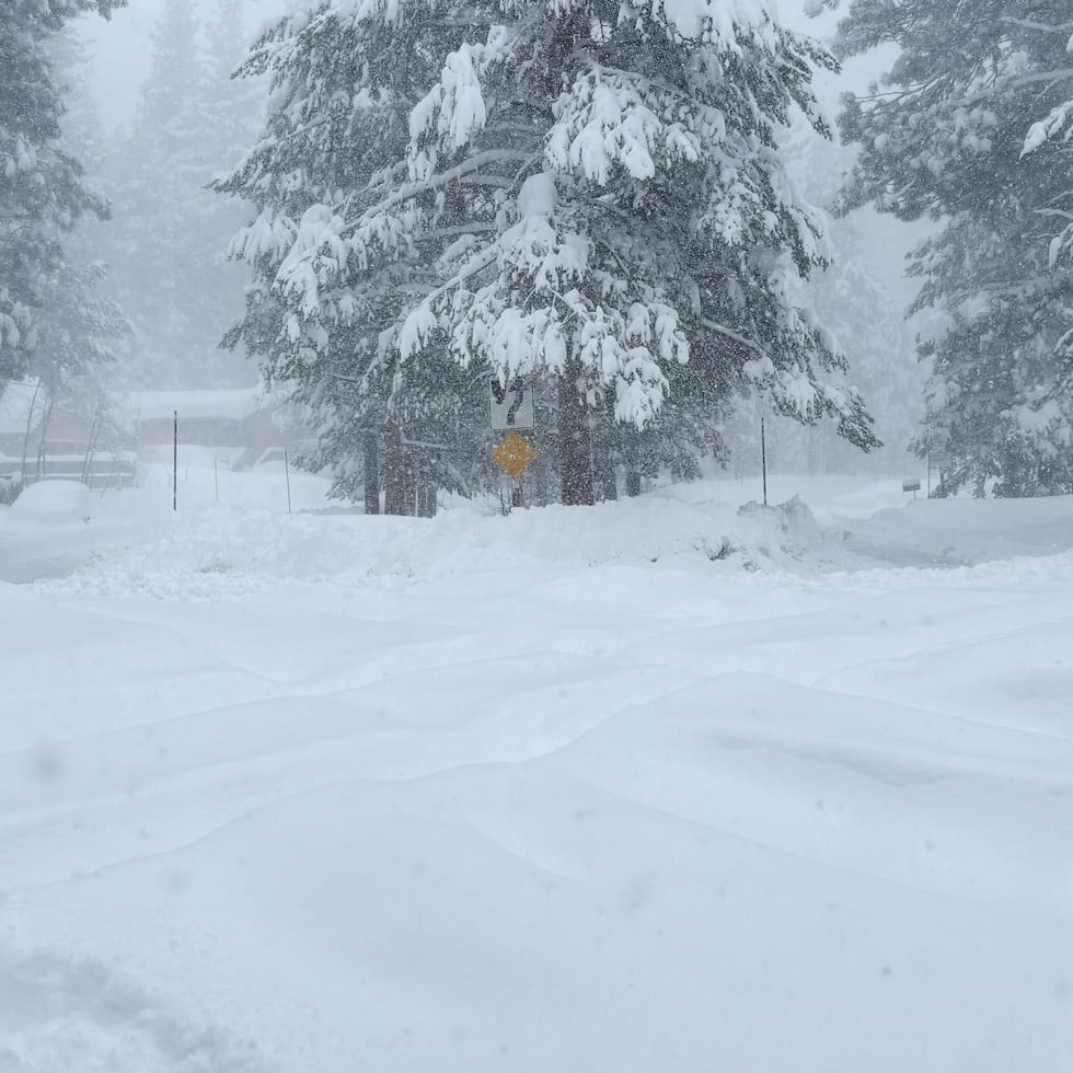 Esta semana, una potente tormenta invernal azota a California, provocando tormentas eléctricas peligrosas, vientos fuertes e intensas nevadas en zonas montañosas.