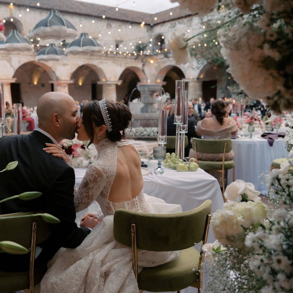 La mayoría de los elementos del enlace matrimonial fueron personalizados.