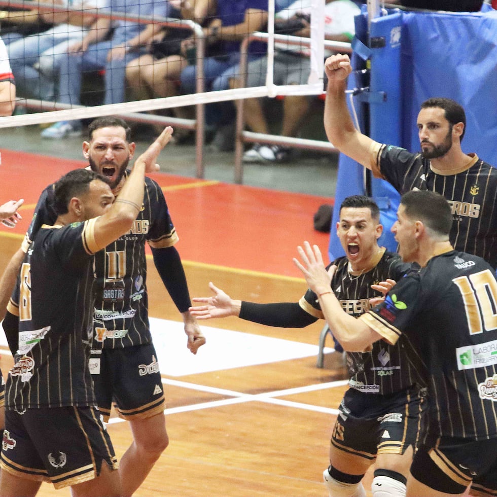 Los Cafeteros de Yauco celebran tras anotar un punto en el primer juego de la final de la LVSM contra los Caribes de San Sebastián.