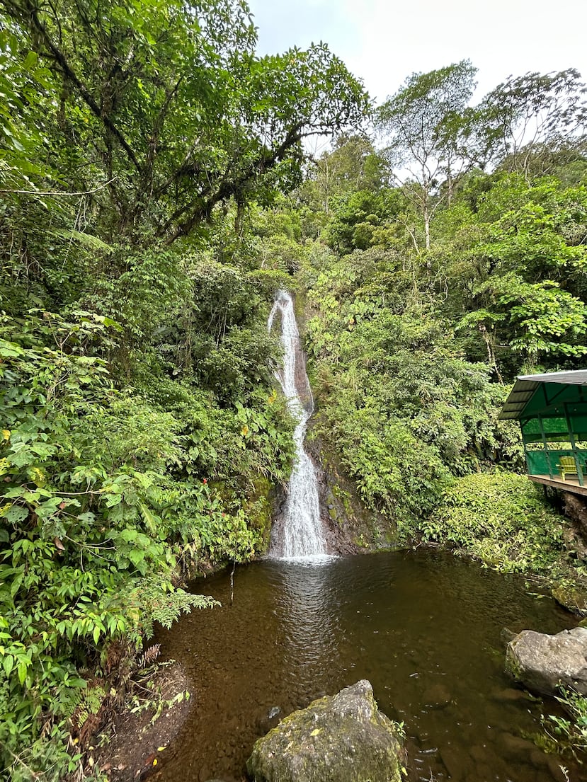 Cascada Doña Ana lozalizada en el Hotel Quelitales, en Costa Rica.