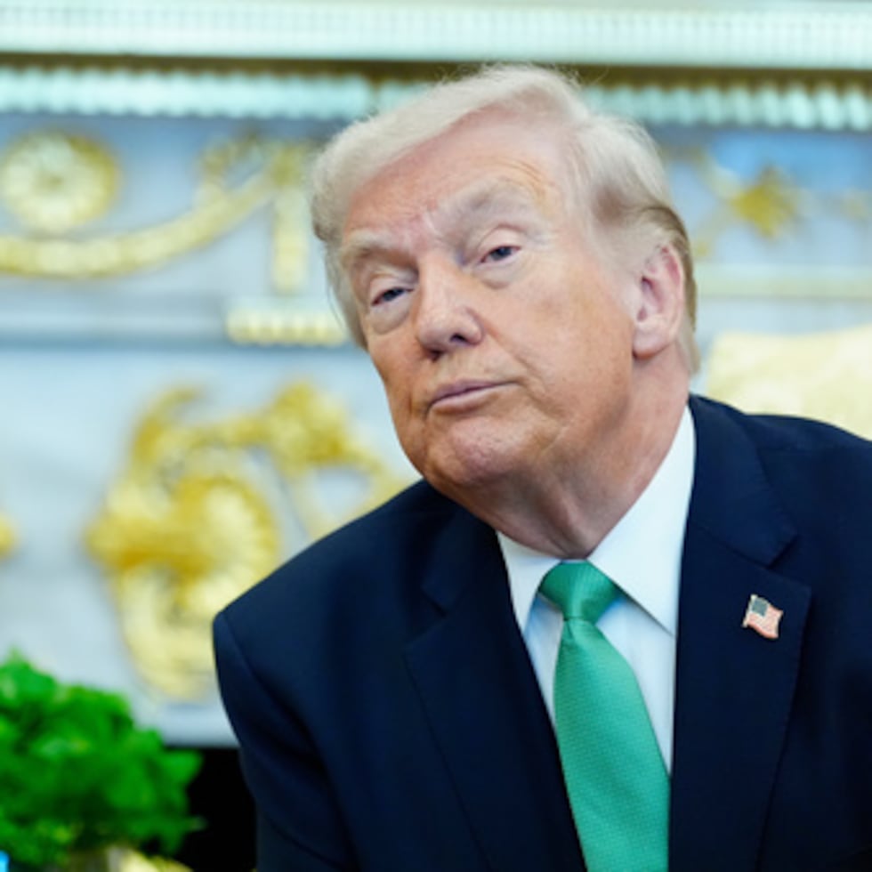 El presidente Donald Trump escucha la pregunta de un periodista durante una reunión con el primer ministro irlandés Micheál Martin en el Despacho Oval de la Casa Blanca, el Día de San Patricio, en Washington.