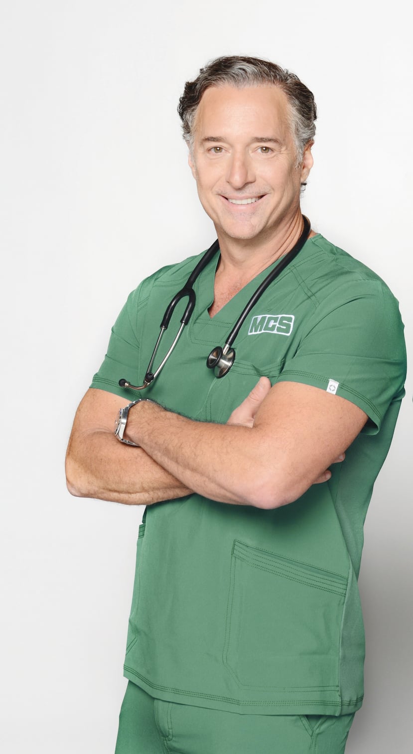 Dr. Eric Adler, otorrinolaringólogo, cirujano plástico facial, miembro de los Latin Doctors y fundador de Adler Clinics Hair Restoration.