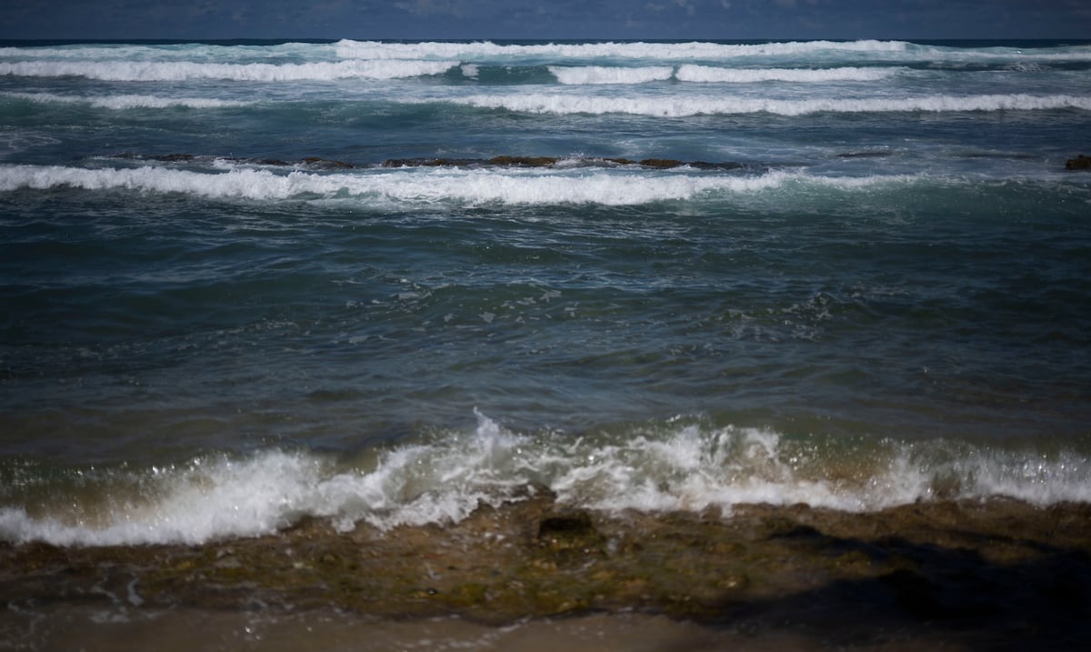 Buscan a hombre arrastrado por fuertes corrientes marinas en playa de Ocean Park