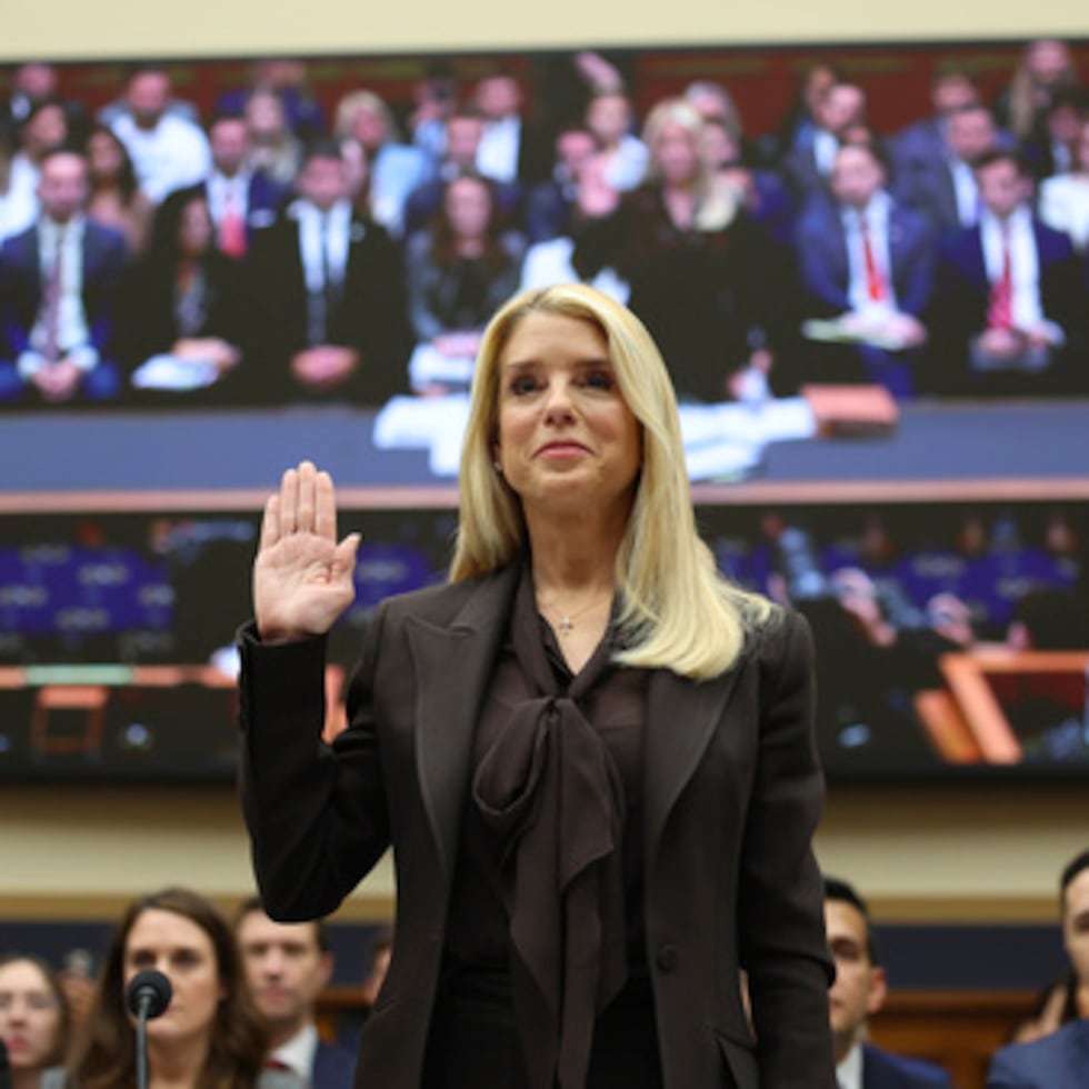 Bondi ha luchado para superar las reacciones negativas sobre su manejo de los archivos Epstein desde la entrega de carpetas a un grupo de influyentes de los medios sociales en la Casa Blanca en febrero de 2025.