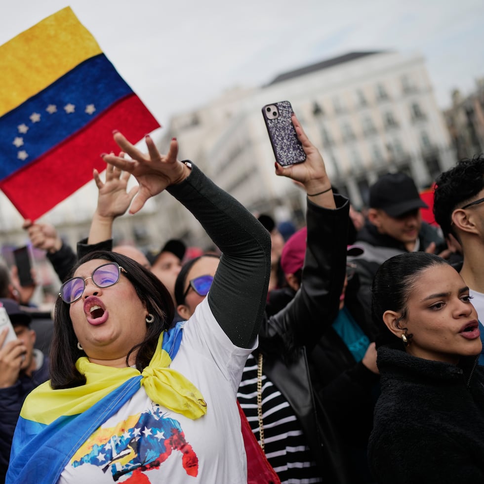 La venezolana Wiliana Flores celebra en Madrid tras el anuncio del presidente Donald Trump de que el mandatario venezolano Nicolás Maduro había sido capturado y trasladado fuera de su país, el sábado 3 de enero de 2026.