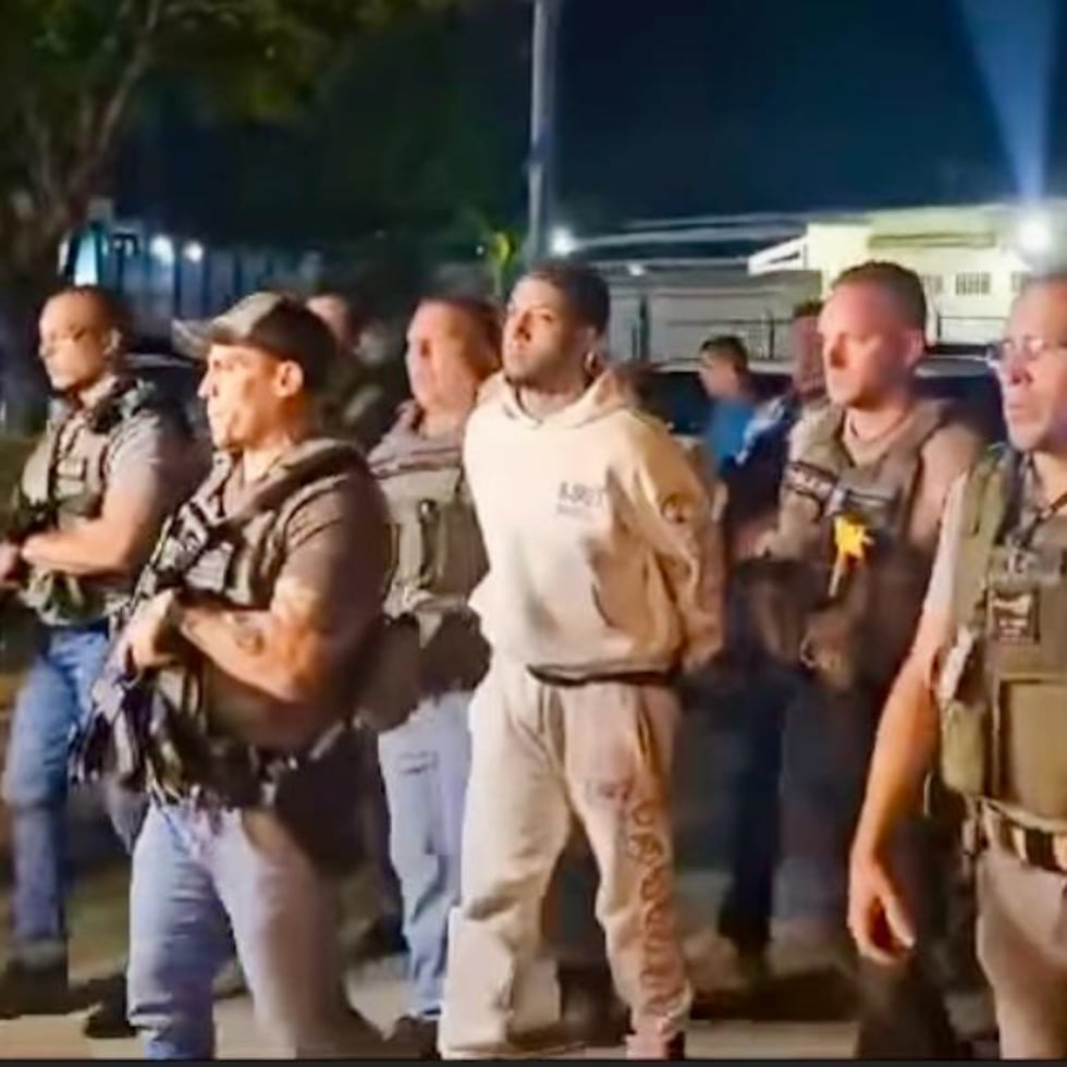 Momento del arresto del cantante de música urbana "CDobleta", tras entregarse a las autoridades.