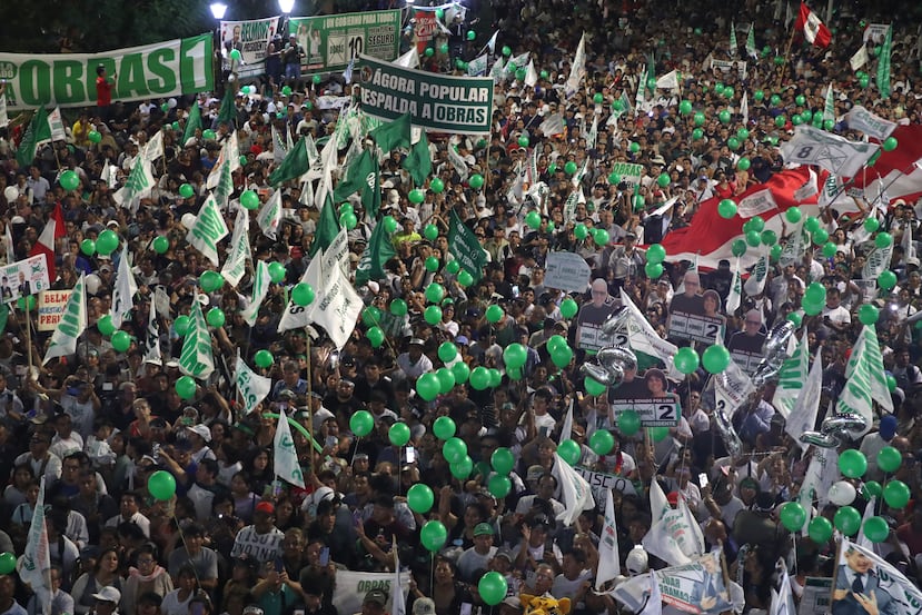 AME1058. LIMA (PERÚ), 07/04/2026.- Seguidores del candidato a la Presidencia de Perú por el Partido Cívico Obras, Ricardo Belmont, asisten a su cierre de campaña este martes, en la Plaza San Martín en Lima (Perú). EFE/ Paolo Aguilar