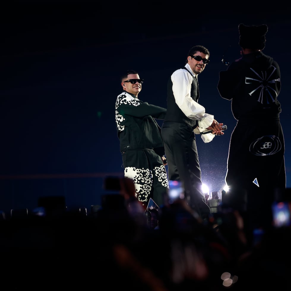 La energía del evento alcanzó su punto máximo con la aparición sorpresa de Jowell & Randy para interpretar el éxito "Safaera".